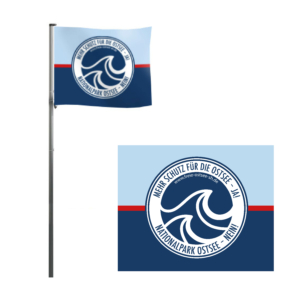 Flagge in 100x80 Hellblau, in der Mitte ein roter Strich waagerecht und die untere Fläche dunkelblau, dadrüber mittig Formatfüllen das Logo der Initiative Freie Ostsee Schleswig-Holstein